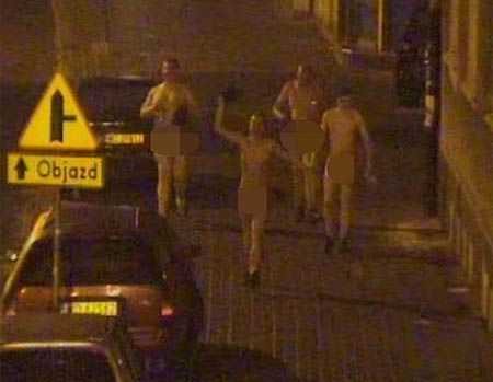 Czterech nagich mężczyzn biegało po ulicach Warszawy