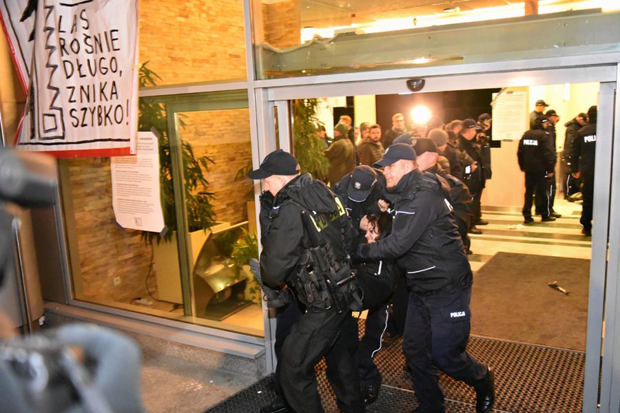 Grupa aktywistów oskarża policję o złe traktowanie i nadużycia. Mundurowi zaprzeczają 