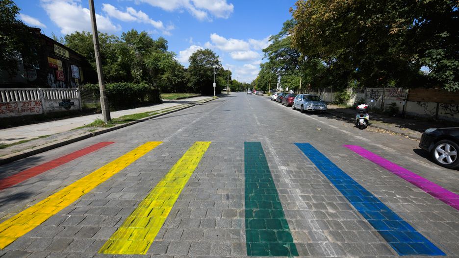 Wrocław. Pasy namalowano, tam, gdzie nie ma przejścia dla pieszych