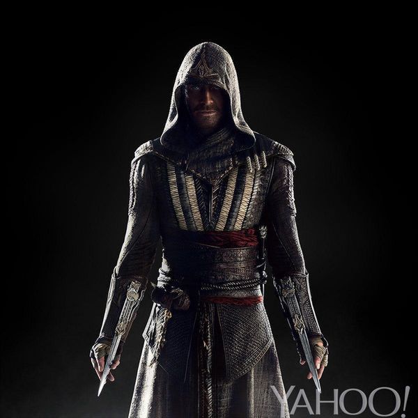 Filmowy Assassin's Creed już czai się na dachu - wiemy, jak wygląda Michael Fassbender jako asasyn