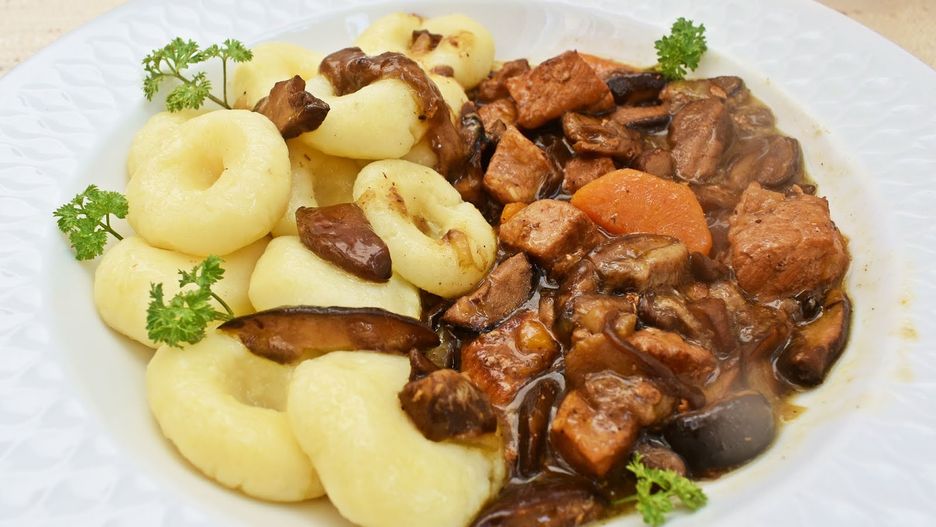 Gulasz grzybowy z kluskami śląskimi
