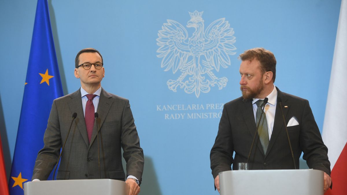 Premier Mateusz Morawiecki i minister zdrowia Łukasz Szumowski są na froncie walki rządu z gospodarczymi skutkami koronawirusa.