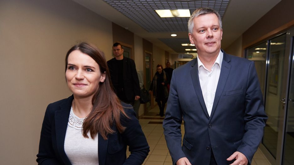 Posłowie PO Agnieszka Pomaska i Tomasz Siemoniak.