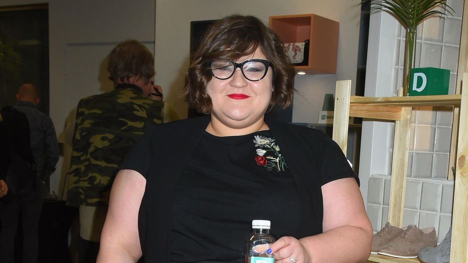 Dominika Gwit w modnym płaszczu i botkach