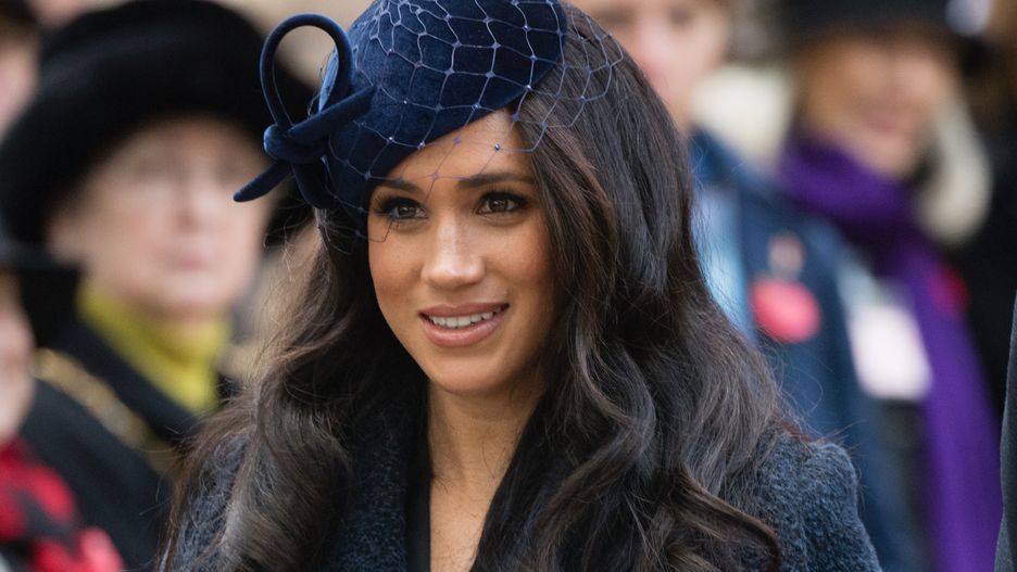 Meghan Markle w granatowym płaszczu. Powstała tańsza replika