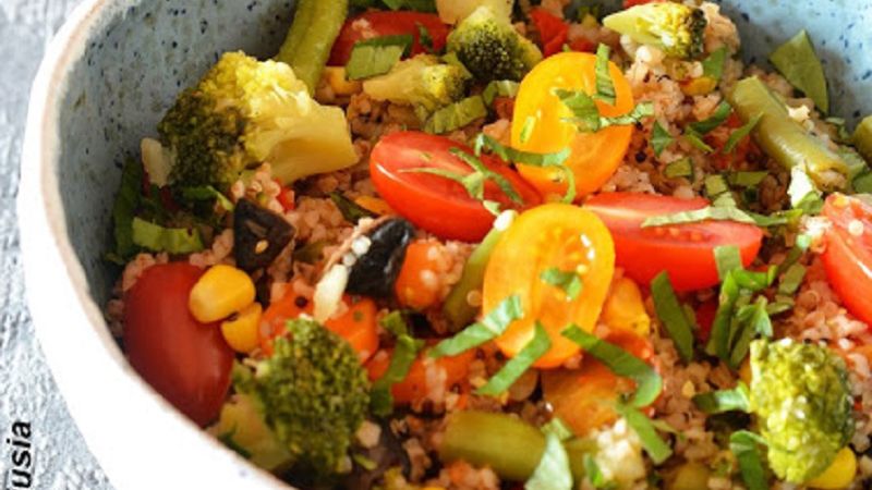 Zdrowie na talerzu. Sałatka z komosą ryżową i kaszą jęczmienną