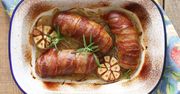Biała kiełbasa zapiekana w boczku z winem lub piwem