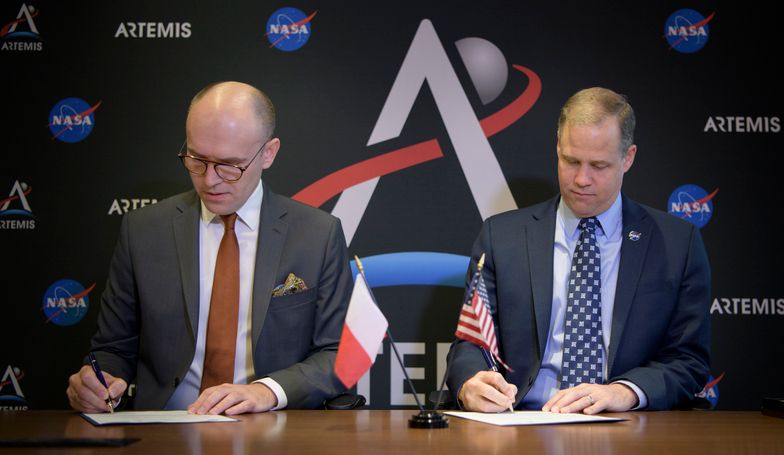 Porozumienie między NASA a POLSA podpisali: Michał Szaniawski i James Bridenstine.