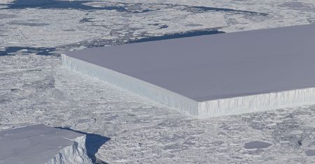 NASA pokazuje nowe zdjęcia dziwnej góry lodowej. Teraz widać jaki ma prawdziwy kształt