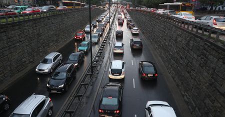 Warszawa. Dwie kolizje w centrum stolicy, duży korek na Trasie Łazienkowskiej