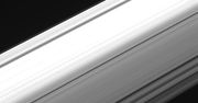Sonda Cassini wysłała na Ziemię niezwykłe zdjęcia pierścieni Saturna. NASA pokazała je w formie GIFa