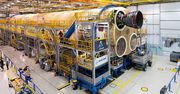 NASA pokazuje progres misji Artemis. Pierwszy z czterech silników RS-25 zainstalowany