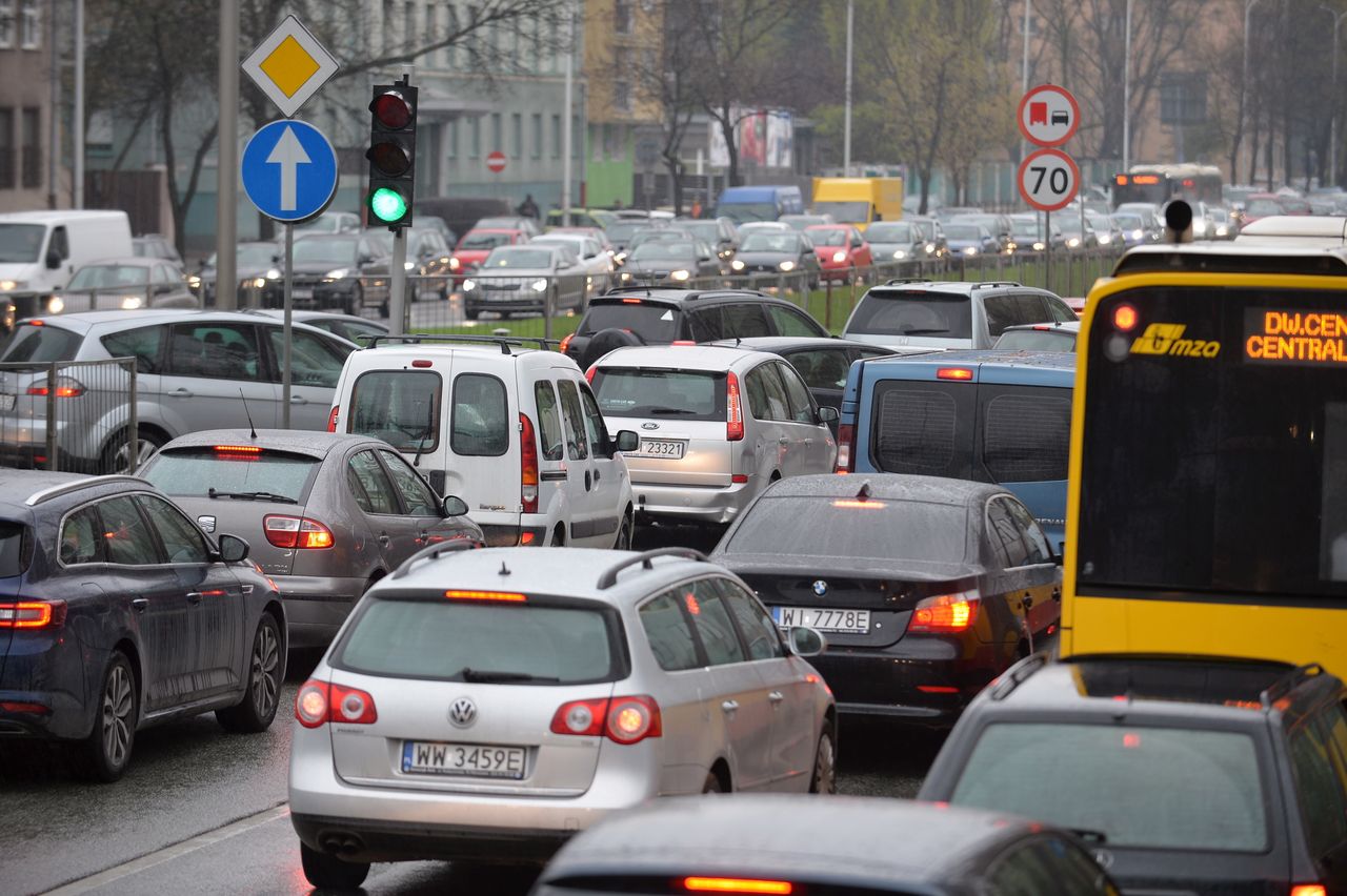 Warszawa. Ogromny korek na Trasie Siekierkowskiej po zderzeniu kilku samochodów