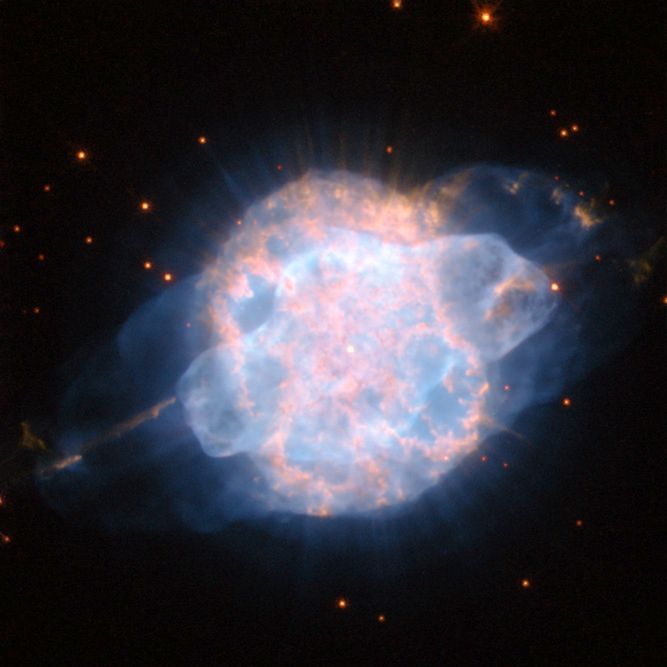 Teleskop Hubble'a zaobserwował "oko kosmosu". Naukowcy sądzą, że mgławica umiera