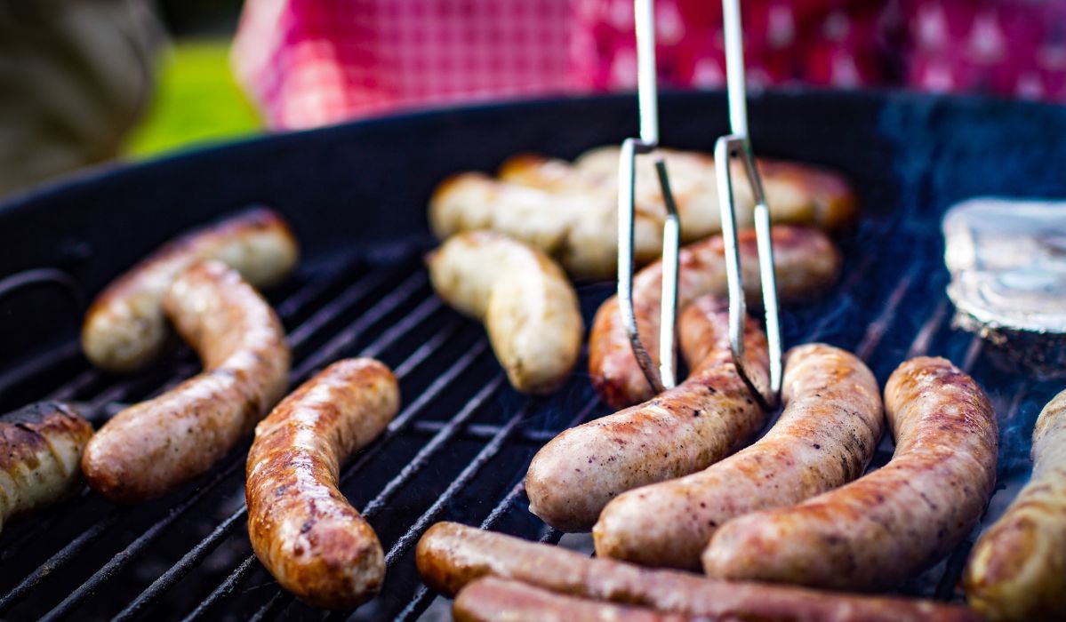 Niezwykły sposób na grillowaną kiełbasę bez użycia grilla. Naprawdę działa!