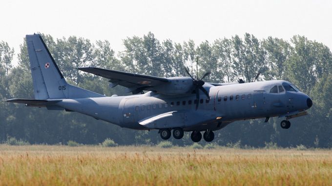Samolot transportowy CASA C-295 Sił Powietrznych RP na lotnisku w Leźnicy Wielkiej