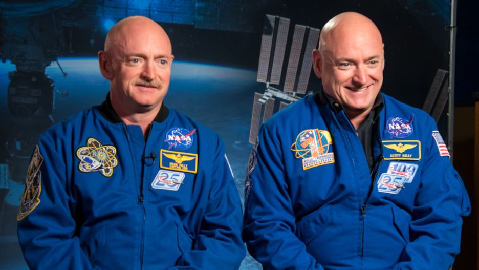 Mark Kelly (po lewej) i Scott Kelly(po prawej)