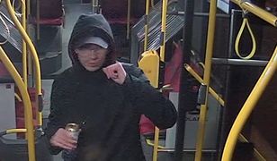 Warszawa. Brutalny napad w autobusie. Policja pokazała sprawcę