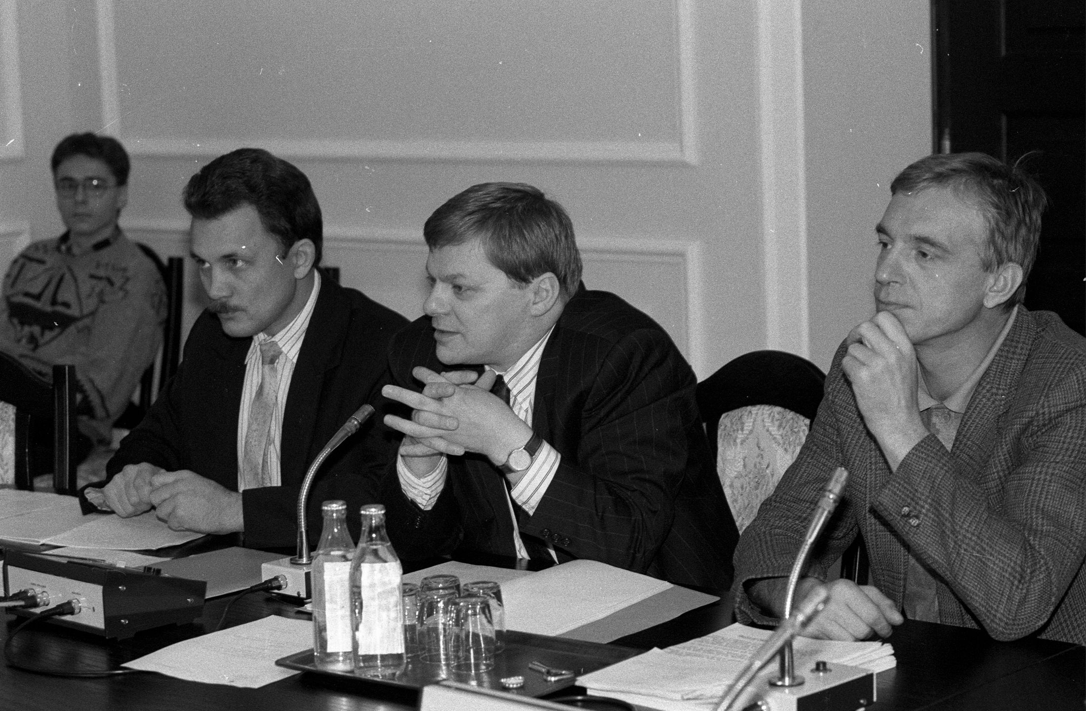 Mariusz Marasek (3P) jako wiceprzewodniczący Komisji obrony w 1992 r. 