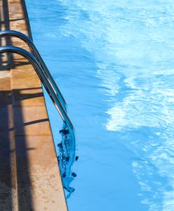 Makabryczne odkrycie w Zabrzu. Zwłoki dryfowały w basenie