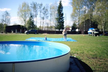 Podgrzewanie wody w prywatnym basenie. Jak pogodzić komfort z ekonomią?