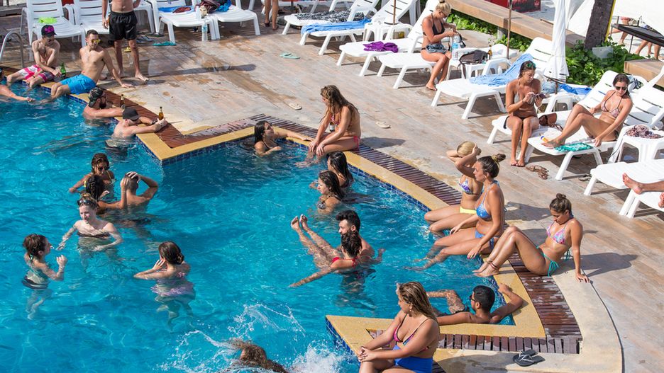 Według aktywistów nakaz zakrywania piersi przez kobiety jest jawną dyskryminacją