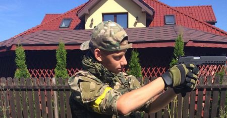 "Strzeliłbym do człowieka, gdyby mi zagrażał". Dzieci bawią się w wojnę