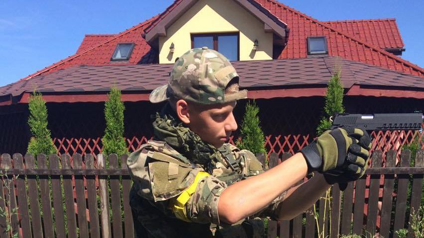15-letni Paweł i jego repliki broni