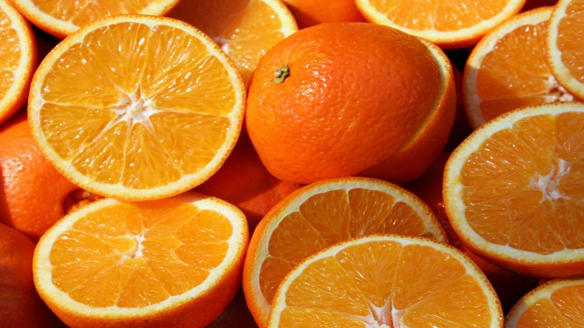 Przekrojone pomarańcze, źródło Unsplash