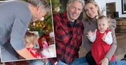 Joanna Krupa z mężem i córką w wyjątkowej sesji przy choince. Asha dostała duży prezent. Udany? Jej reakcja mówi wszystko