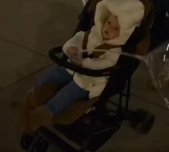 Asha śpiewa śpiewa „Jingle Bells”