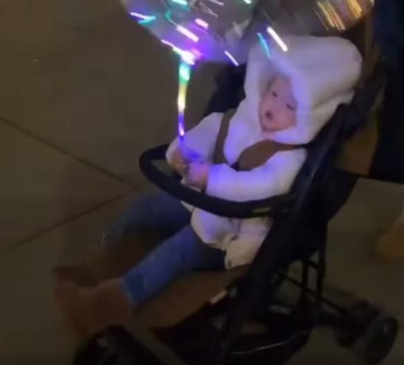 Asha śpiewa śpiewa „Jingle Bells”