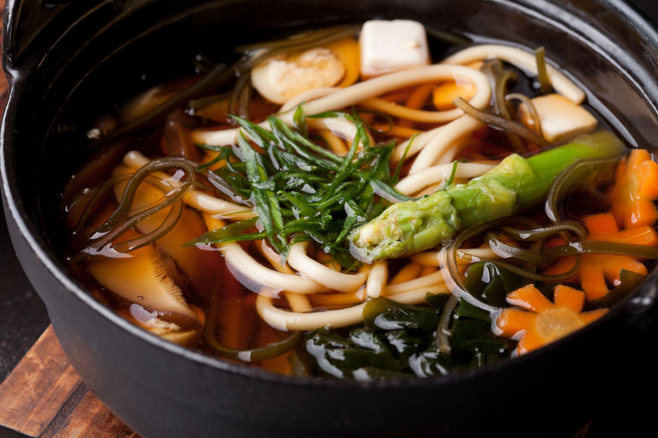 Zupa miso powstaje z bulionu dashi i sfermentowanej pasty sojowej
