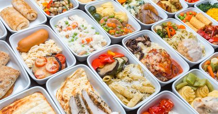 AirAsia menu. Azjatycka linia lotnicza otwiera w Kuala Lumpur restaurację z daniami samolotowymi