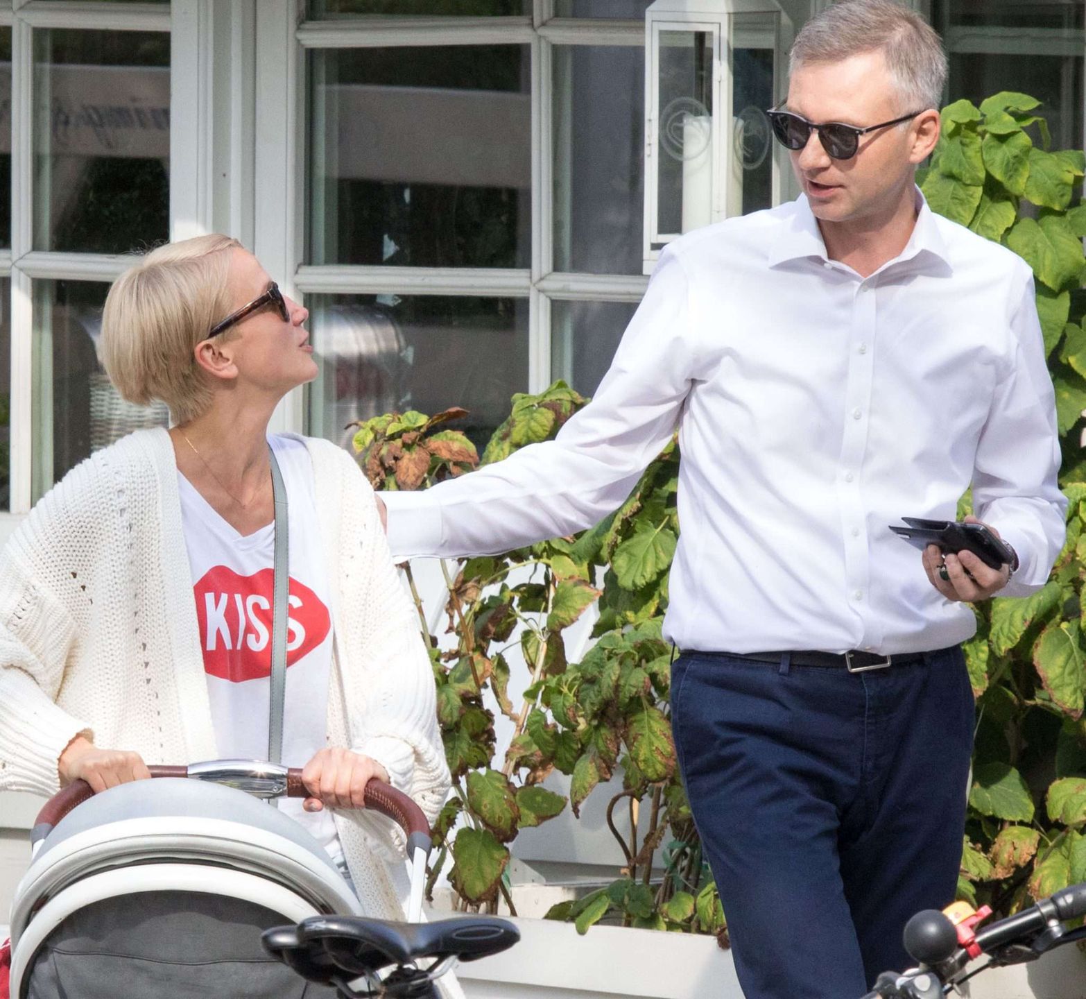 Kasia Zielińska z synem i mężem na obiedzie w ogrodzie