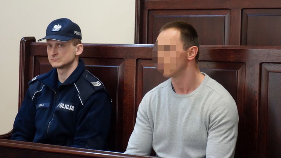 Oskarżony Bartosz N. na sali rozpraw - wcześniej ukrywał się przez pół roku 
