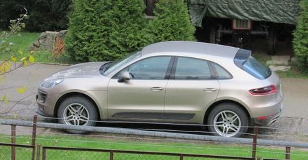 Luksusowe porsche proboszcza zażenowało wiernych i internautów. Jest reakcja księdza