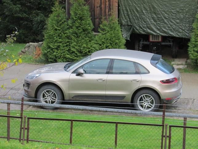 Porsche Macan proboszcza przed kościołem w Kasinie Wielkiej