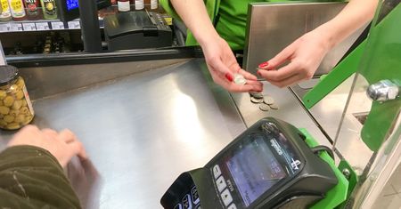 Kasjer świetnie nada się na programistę. Nadchodzą zmiany na rynku pracy