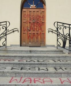 Na warszawskiej Kurii pojawiły się napisy. "Mordercy kobiety", "Oto moja krew"