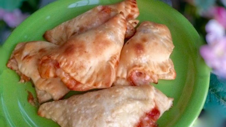 Domowa przekąska: pierogi a la pizza