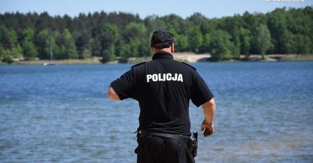 Śląskie. Zawisła na ogrodzeniu. Uratowana kobieta okazała wdzięczność