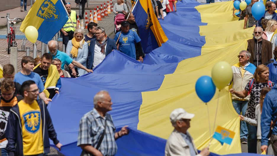 Uczestnicy marszu nieśli ogromną flagę w barwach Śląska