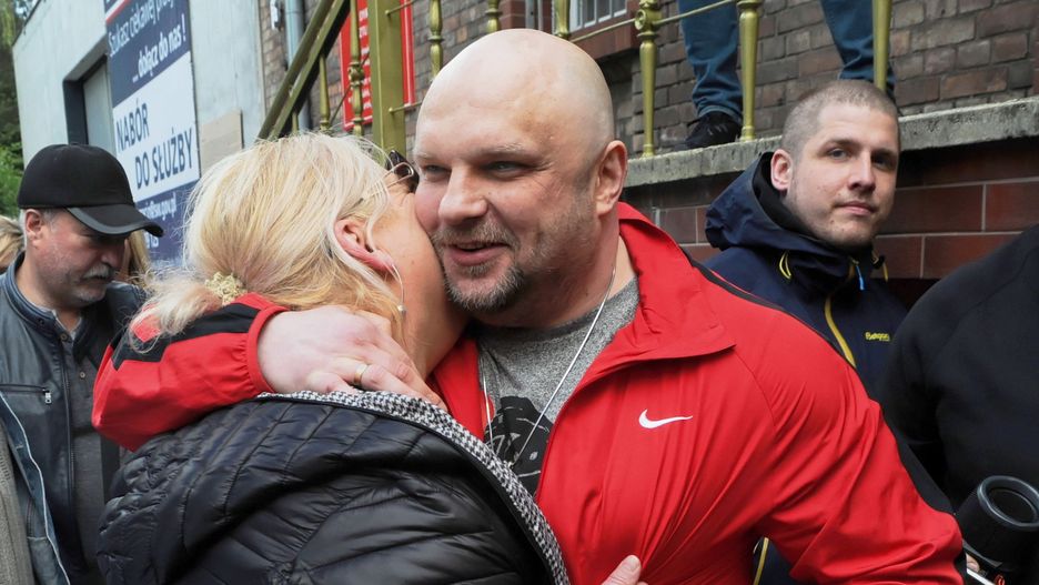 Arkadiusz Kraska (w czerwonej bluzie) opuszcza areszt śledczy w Szczecinie. Na wolności wita go żona Maria. 6 maja 2019 roku.
