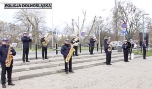 Koronawirus. Wrocław. Policjanci zagrali dla chorych dzieci