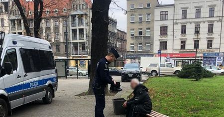 Katowice. Piękny gest policjanta. Pomógł bezdomnemu z butami