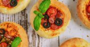 Mini pizze. Pyszny sposób na karnawałową przekąskę
