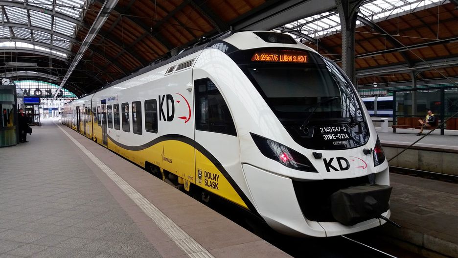 Pociąg Impuls Newag Kolei Dolnośląskich na Dworcu Głównym we Wrocławiu.