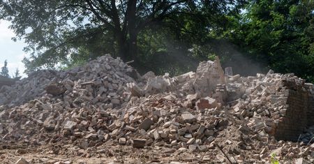 Ksiądz zburzył kościół, mieszkańcy wstrząśnięci. Internauci nie mają złudzeń, chodzi o "kaskę"