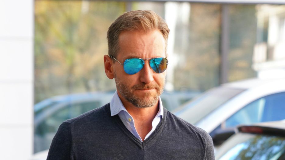 Piotr Kraśko chętnie nosi casualowe stylizacje